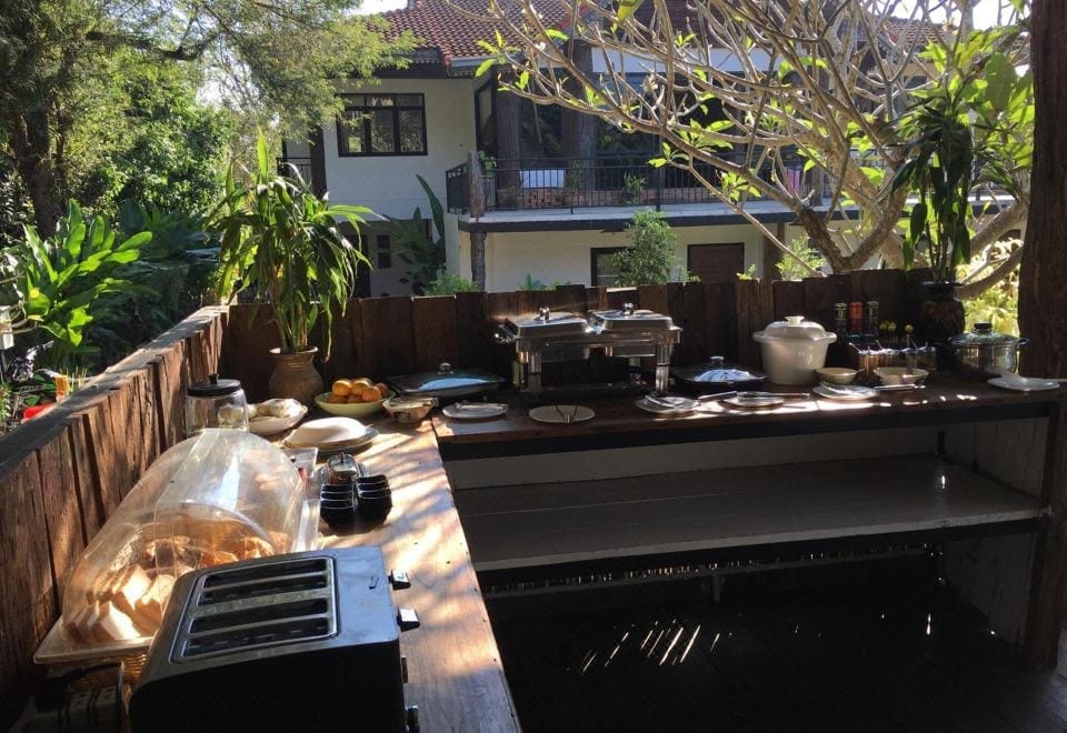 ห้องพักของ Kingfisher House สังขละบุรี ตกแต่งโทนอบอุ่นสะอาดตา พร้อมแอร์และห้องน้ำในตัว
