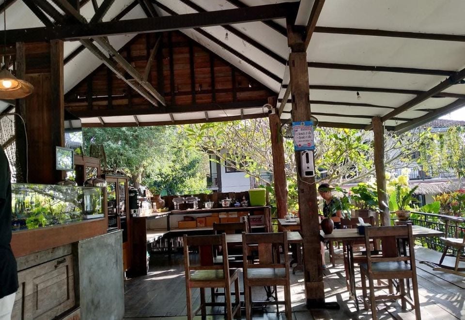 มุมสวนและเทอเรซของ Kingfisher House ที่ใช้นั่งกินอาหารเช้าและพักผ่อน