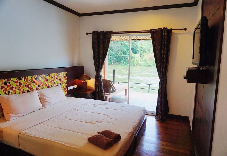 บรรยากาศริมแม่น้ำแควน้อยของ Koh Mueangkarn Paradise View Resort มองเห็นเรือนแพและภูเขาเป็นฉากหลัง