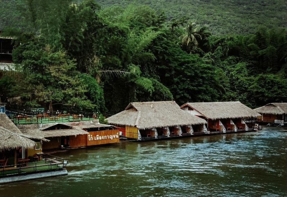 ร้านอาหารและมุมพักผ่อนริมแม่น้ำของรีสอร์ตท่ามกลางธรรมชาติเงียบสงบ