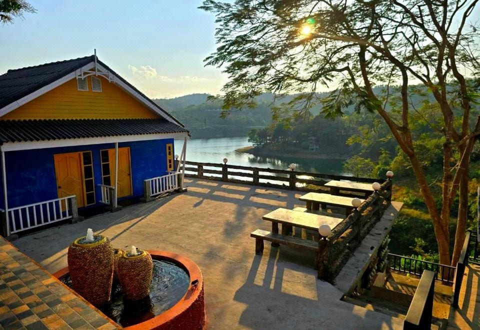 บรรยากาศริมน้ำของ Love Bridge House Resort สังขละบุรี มองเห็นสะพานมอญและทะเลสาบเขาแหลม