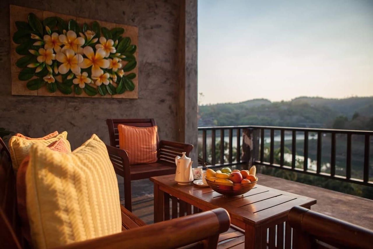 ห้องพักโทนอบอุ่นของ Love Bridge House Resort พร้อมมุมมองวิวแม่น้ำสังขละ