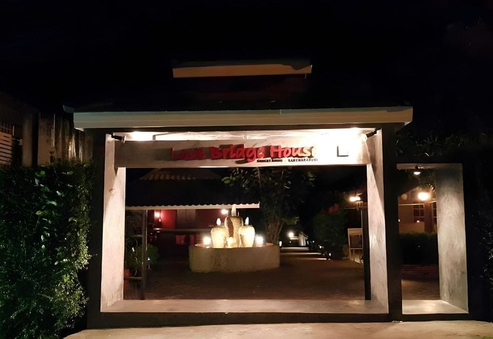 มุมสวนและทางเดินของ Love Bridge House Resort ใกล้เชิงสะพานไม้อุตตมานุสรณ์