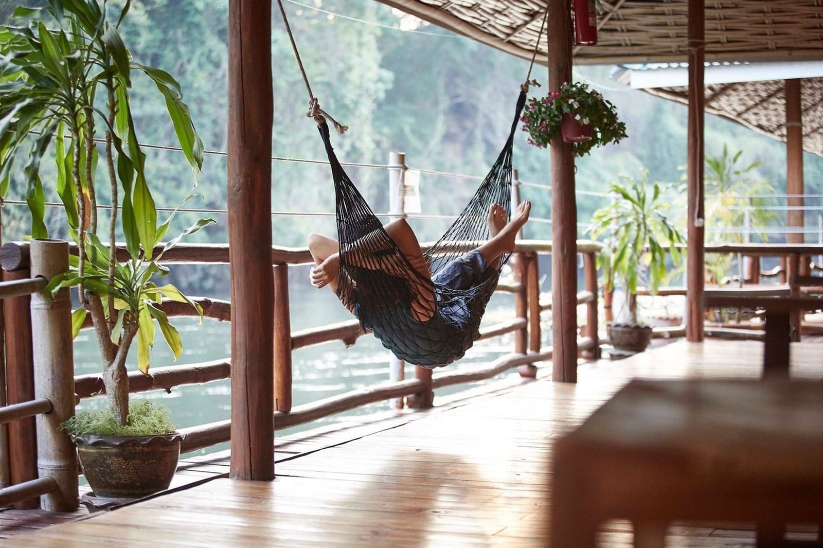 ห้องแพไม้ลอยน้ำของ Mek Kiri Riverkwai Resort ริมแม่น้ำแควน้อย ทองผาภูมิ พร้อมระเบียงมองวิวภูเขา