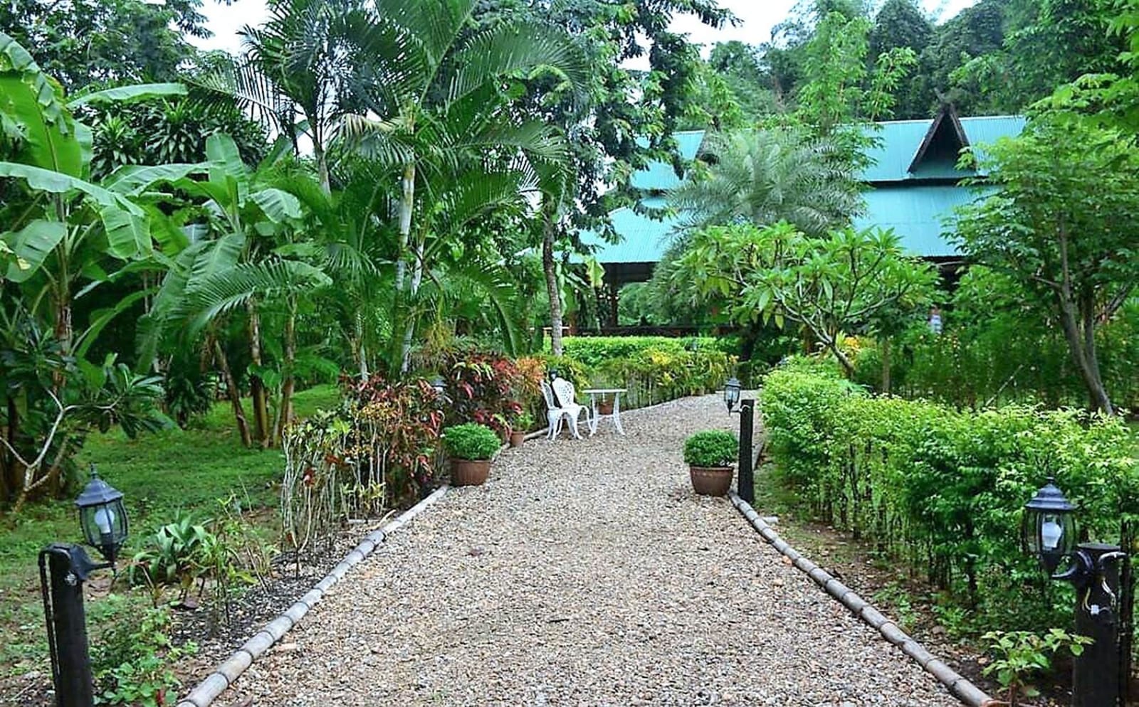 บรรยากาศแม่น้ำแควน้อยและแนวภูเขาเขียวรอบ Mek Kiri Riverkwai Resort ยามเช้า