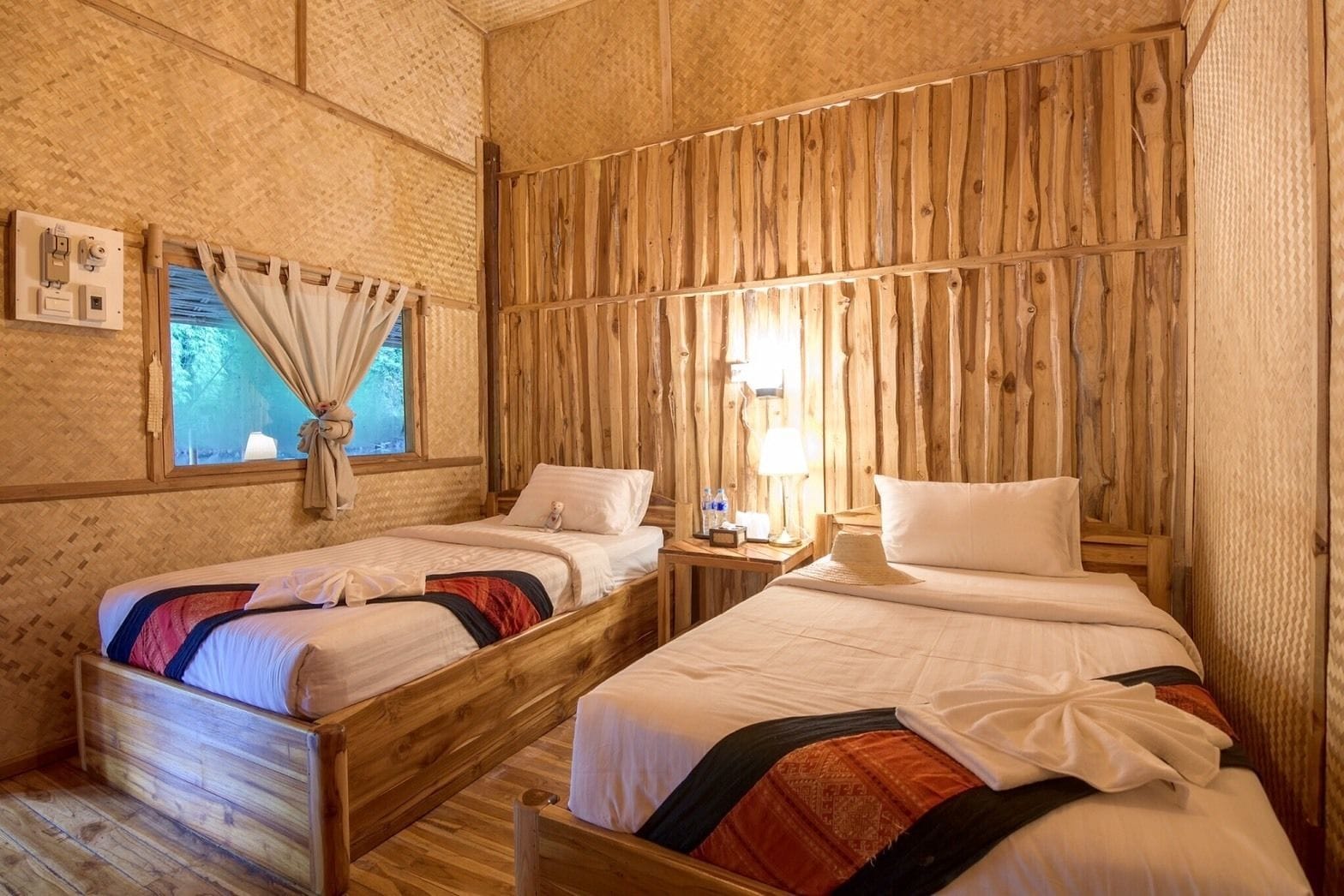 มุมเปลญวนและระเบียงริมน้ำของ Mek Kiri Riverkwai Resort สำหรับนั่งพักผ่อนชมแม่น้ำ