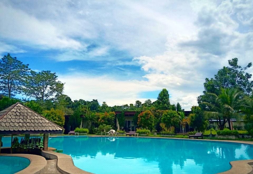 บรรยากาศแม่น้ำแควน้อยและภูเขาหน้า Nakakiri Resort and Spa ทองผาภูมิ