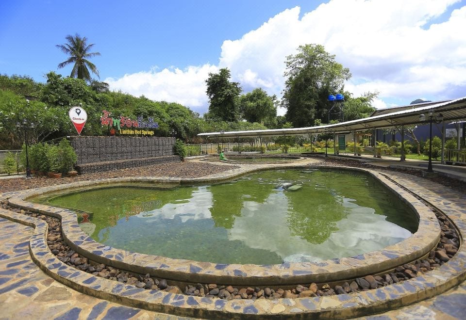 สระว่ายน้ำกลางแจ้งขนาดใหญ่ของ Nakakiri Resort and Spa ท่ามกลางสวนและภูเขา