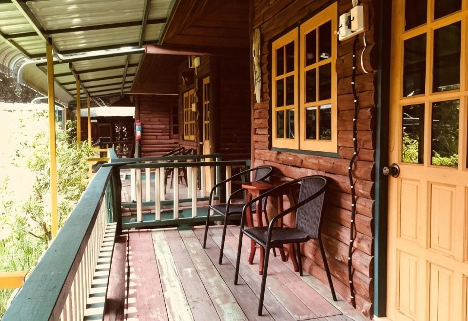 สวนนั่งเล่นกลางแจ้งและมุมส่วนกลางของ No.25 Cafe & Hostel กาญจนบุรี