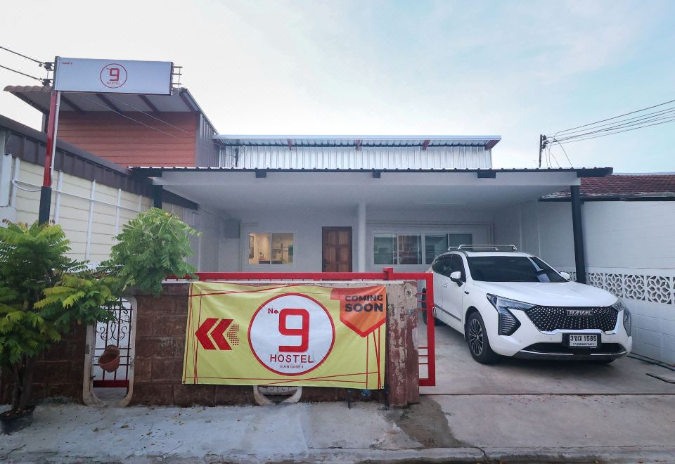 มุมนั่งเล่นและครัวรวมของ No.9 Hostel โทนสะอาดเรียบง่าย