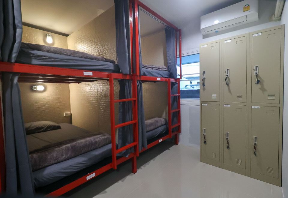 ห้องน้ำรวมและมุมส่วนกลางของ No.9 Hostel Kanchanaburi