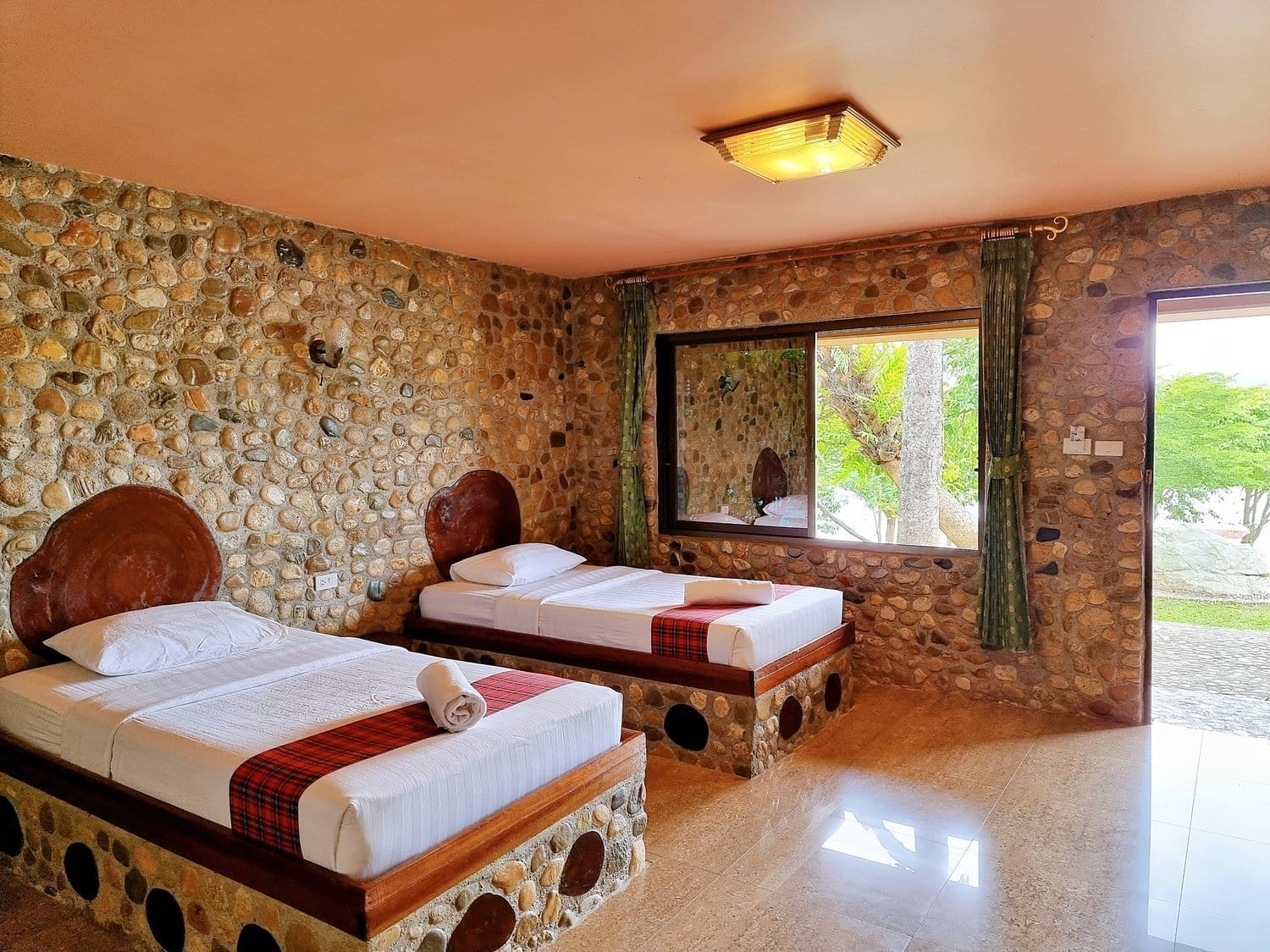 ห้องพักวิวทะเลสาบของ P Guesthouse สังขละบุรี พร้อมระเบียงมองเห็นทะเลสาบเขาแหลม
