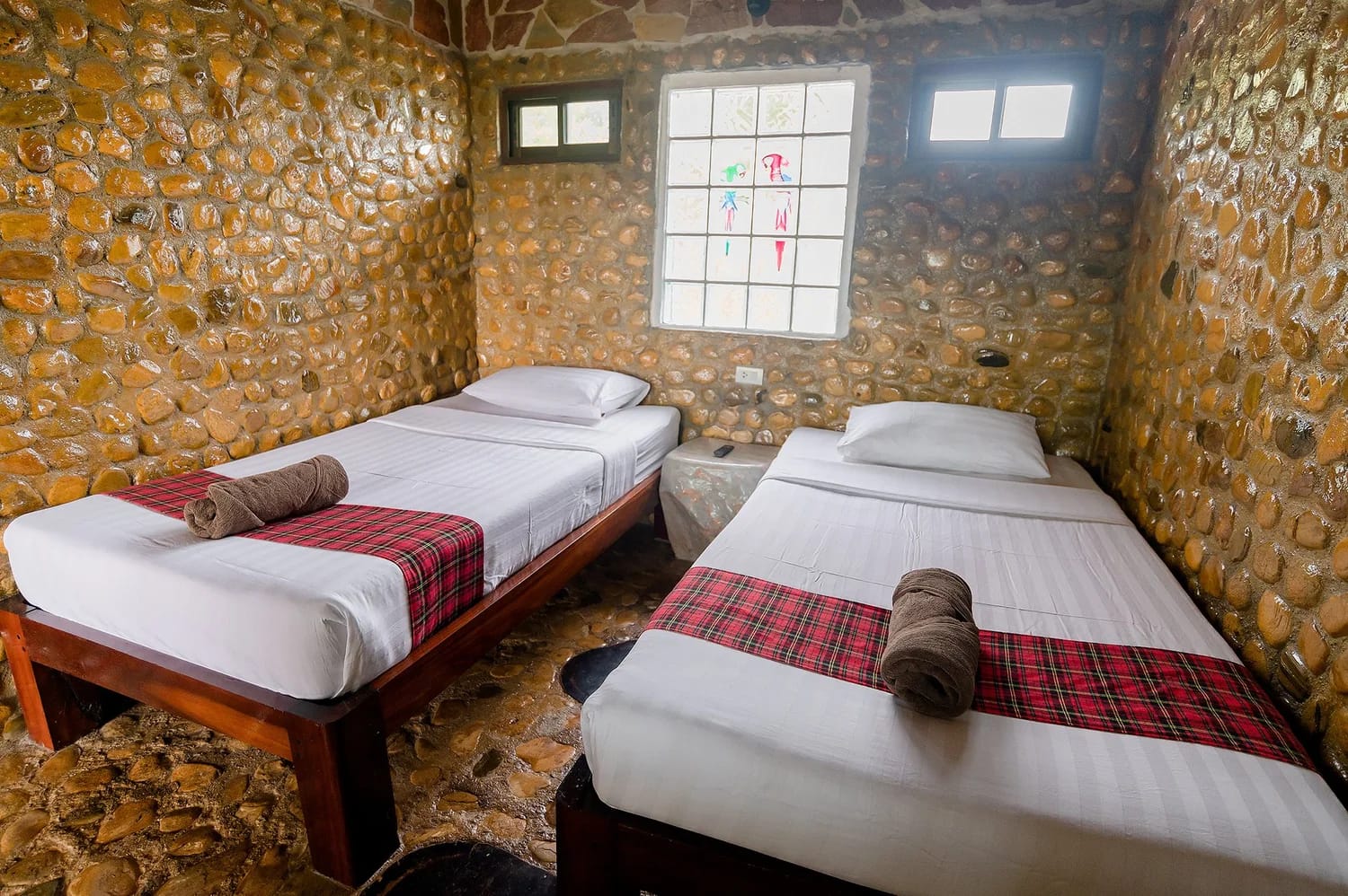 บ้านพักริมทะเลสาบของ P Guesthouse สังขละบุรี ท่ามกลางสนามหญ้าเขียว