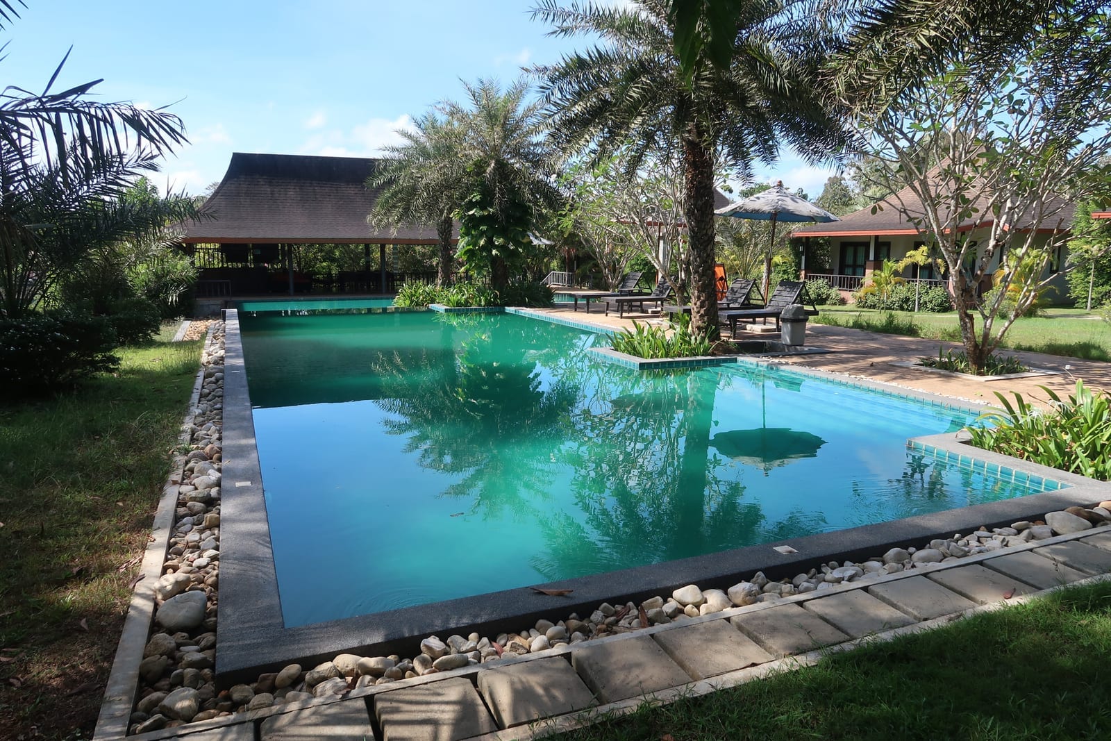 สระว่ายน้ำของ Phu Chom Mork Resort ท่ามกลางบรรยากาศธรรมชาติของสังขละบุรี