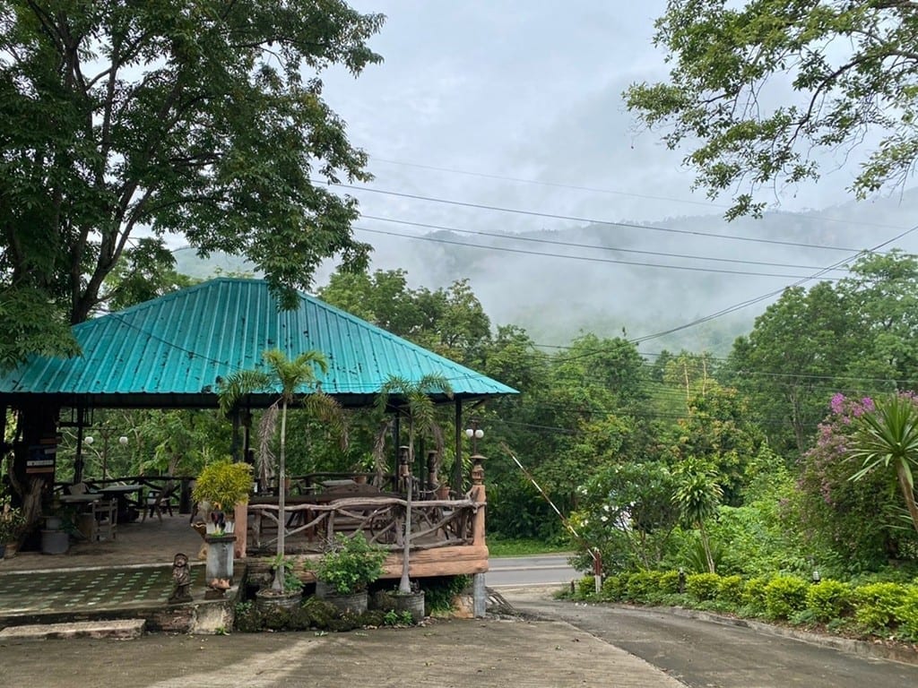 บรรยากาศห้องพัก Plearn Resort ศรีสวัสดิ์ กาญจนบุรี ตกแต่งเรียบง่ายโทนอบอุ่น