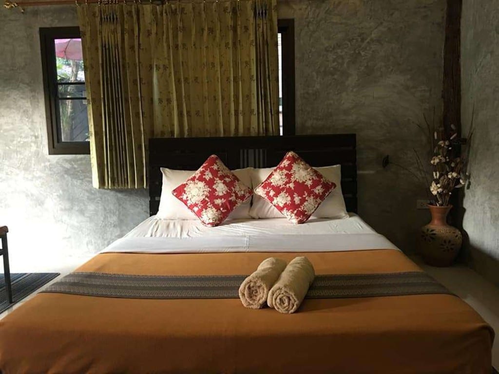 มุมสวนและลานระเบียงของ Plearn Resort ท่ากระดาน ใกล้น้ำตกเอราวัณ