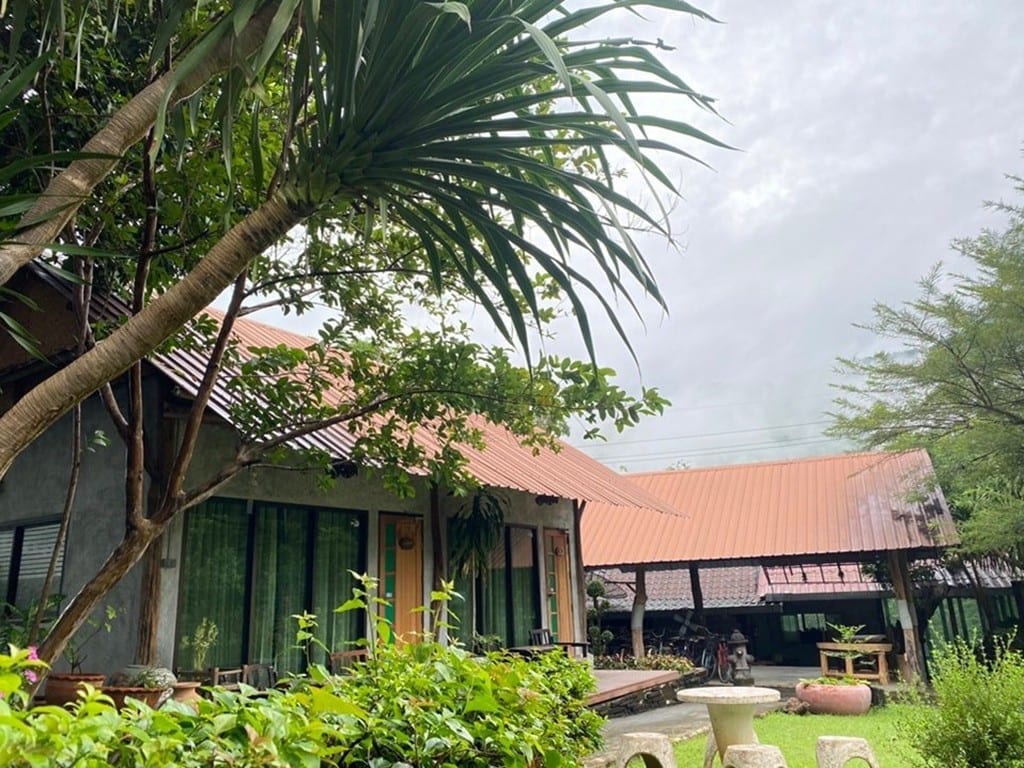 ภายในห้องพักของ Plearn Resort พร้อมเตียงใหญ่ เครื่องปรับอากาศ และทีวี