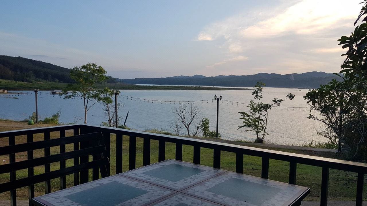 วิวแม่น้ำซองกาเลียและสะพานมอญมองจากบริเวณ Pornpailin Riverside Resort ยามเช้าที่มีหมอกบาง