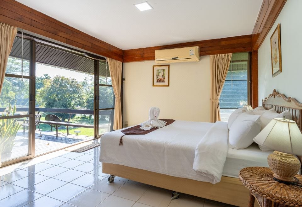 บ้านลอยน้ำเรือนแพริมแม่น้ำแควน้อยของ Pung-Waan Resort พร้อมระเบียงมองวิวน้ำ