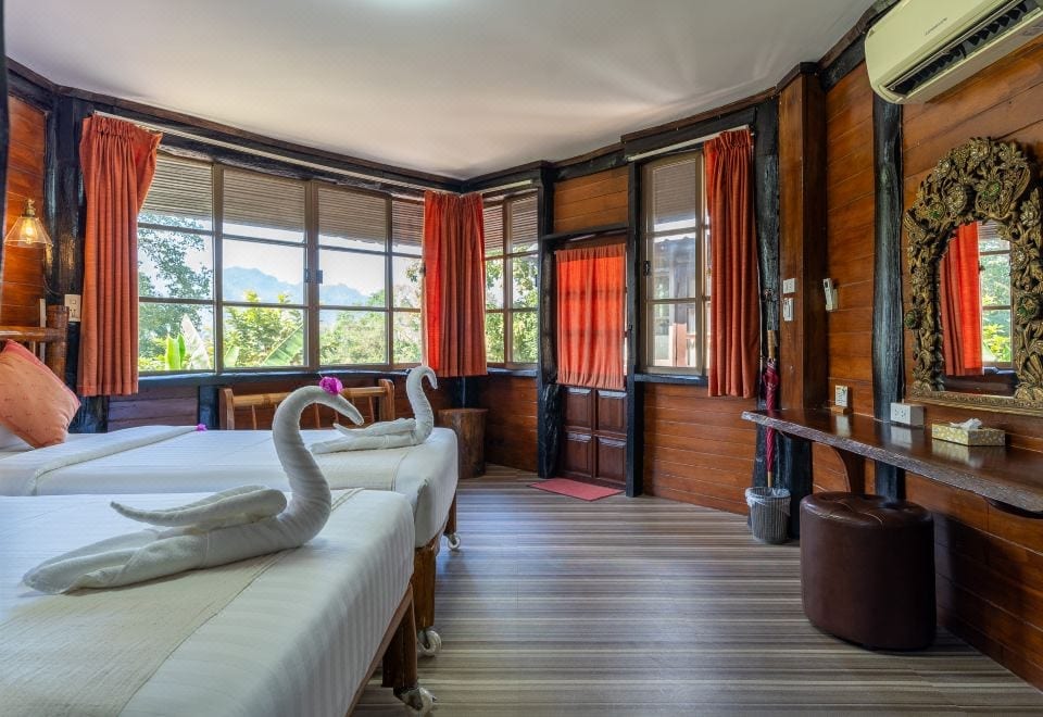 สระว่ายน้ำกลางแจ้งขนาดใหญ่ในพื้นที่สวนกว้างของ Pung-Waan Resort ไทรโยค