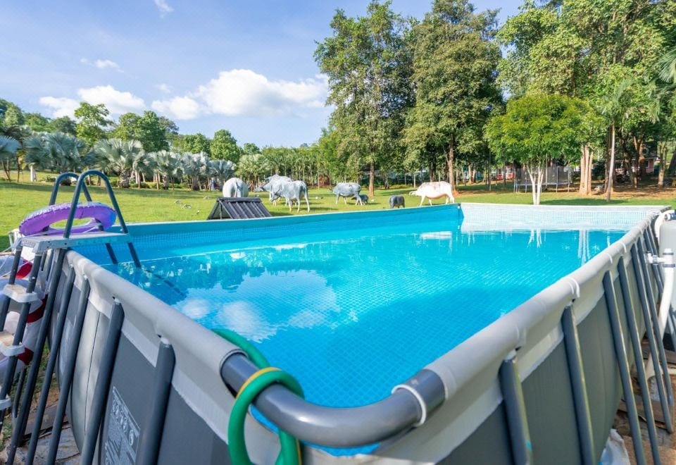 สระว่ายน้ำกลางแจ้งของ Puprai Tarnnarm Resort ท่ามกลางสวนกว้างและภูเขาทองผาภูมิ