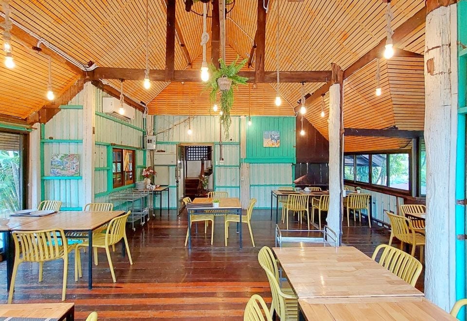 ร้านอาหารและคาเฟ่ในสวนริมแม่น้ำแควน้อยของ Puprai Tarnnarm Resort