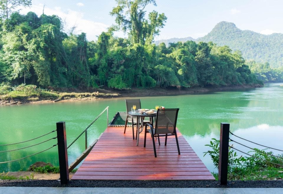 บรรยากาศพื้นที่ริมแม่น้ำแควน้อยและภูเขาหน้า Puprai Tarnnarm Resort กาญจนบุรี
