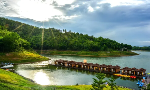 ห้องแพลอยน้ำของ Raya Buri Resort เหนือเขื่อนศรีนครินทร์ พร้อมระเบียงและอ่างจากุซซี่ส่วนตัววิวน้ำ