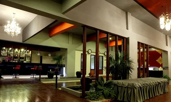 บาร์ริมน้ำ Bistro & Bay ของ Raya Buri Resort บรรยากาศริมเขื่อนศรีนครินทร์ยามเย็น