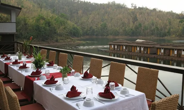 ร้านอาหารริมน้ำของ Raya Buri Resort กาญจนบุรี มองเห็นวิวเขื่อนและทิวเขาเป็นฉากหลัง