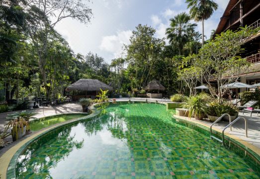 สระว่ายน้ำกลางแจ้งของ River Kwai Resotel ท่ามกลางสวนเขียวริมแม่น้ำแควน้อย
