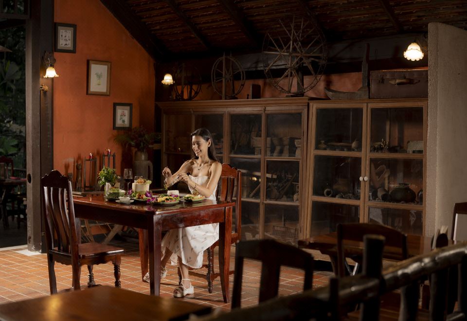 ร้านอาหารริมแม่น้ำของ River Kwai Resotel บรรยากาศโปร่งติดน้ำ