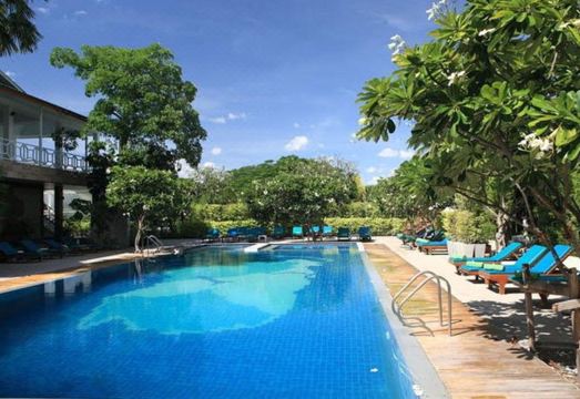 สระว่ายน้ำกลางแจ้งของ River Kwai Hotel กลางตัวเมืองกาญจนบุรี