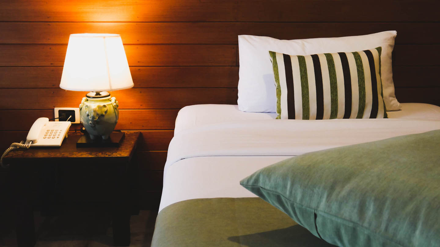 สระว่ายน้ำกลางแจ้งขนาดใหญ่ล้อมด้วยสวนปาล์มของ Royal River Kwai Resort