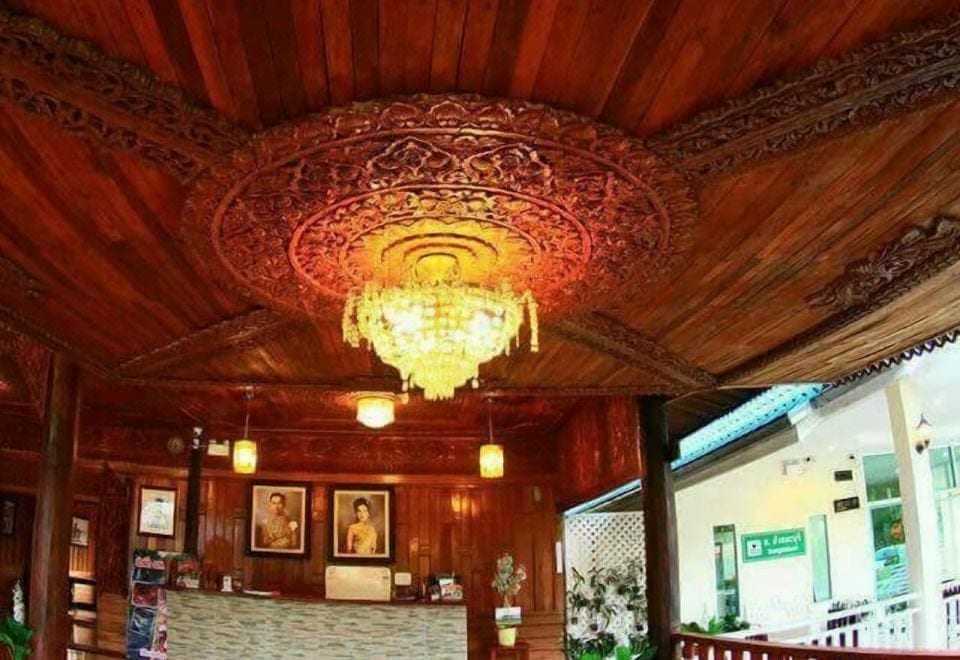 บังกะโลและอาคารพักของ Sangkla Resort ริมทะเลสาบเขาแหลม สังขละบุรี