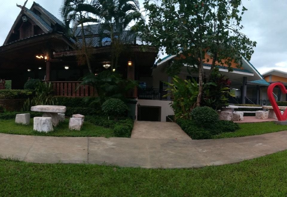 มุมวิวทะเลสาบเขาแหลมและภูเขาจากระเบียงห้องพักของ Sangkla Resort