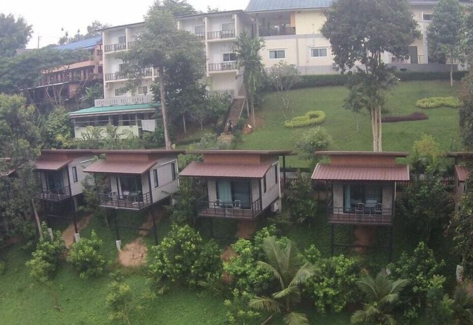 พื้นที่สวนและร้านอาหารครัวสังขละของ Sangkla Resort ในตำบลหนองลู สังขละบุรี