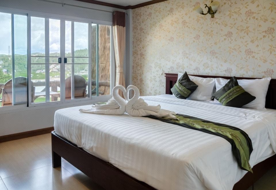อาคารและบรรยากาศของ Suan Magmai Resort สังขละบุรี ริมอ่างเก็บน้ำท่ามกลางต้นไม้เขียว
