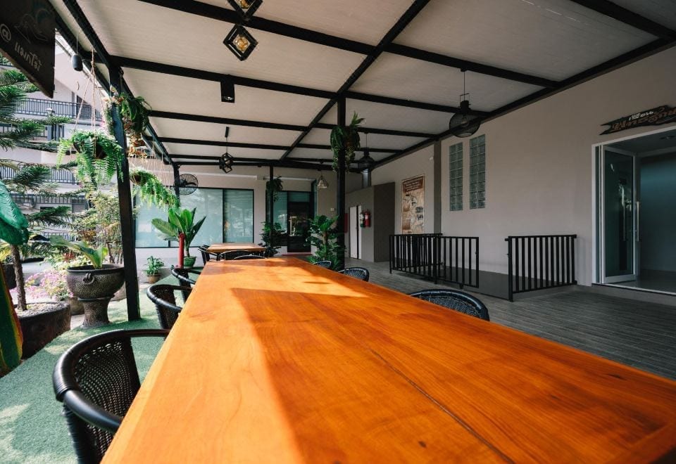 ห้องพักของ Suan Magmai Resort โทนสะอาดเรียบง่ายพร้อมเตียงและสิ่งอำนวยความสะดวกพื้นฐาน