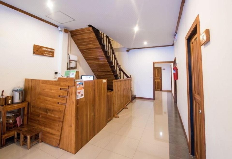 ห้องพักปรับอากาศโทนสว่างสะอาดของ Thongphaphum Place พร้อมเตียงและทีวี LCD