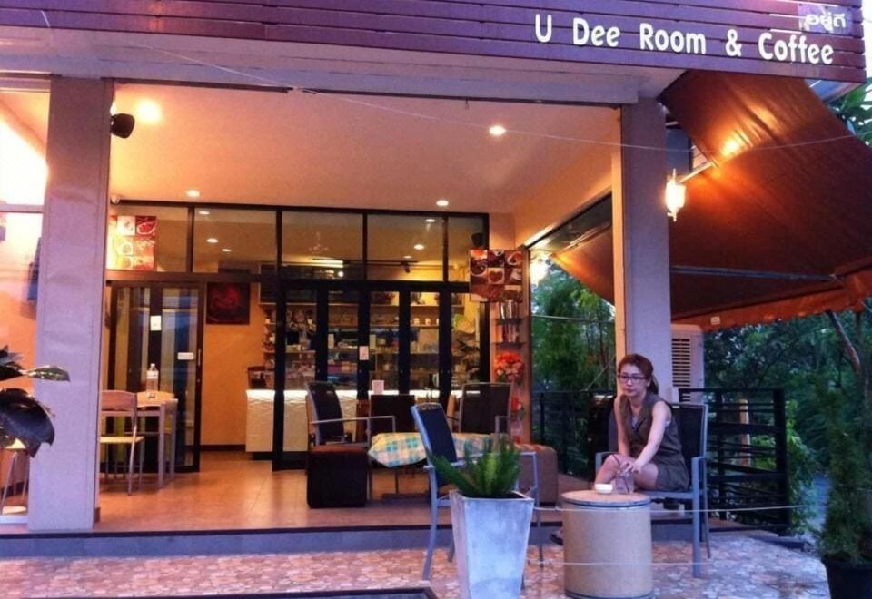 คาเฟ่ด้านล่างของ U Dee Room and Coffee เสิร์ฟกาแฟราคาย่อมเยาบรรยากาศสบาย