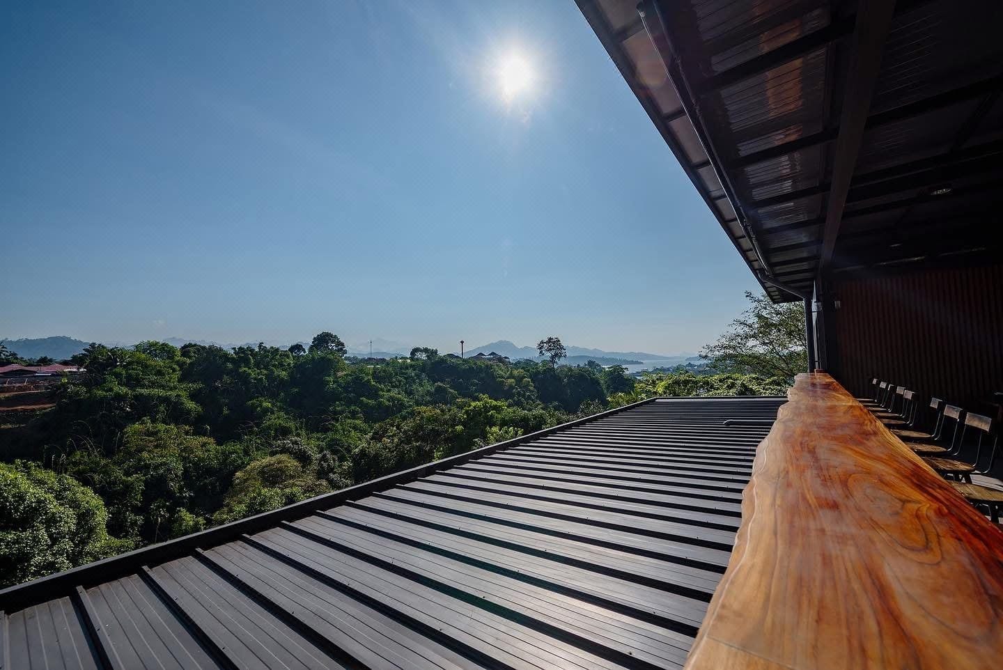 คาเฟ่และพื้นที่นั่งเล่นกลางสวนของ Wangka Resort บรรยากาศธรรมชาติร่มรื่น