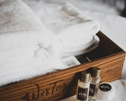 ห้องพักของ Westory Design Poshtel กาญจนบุรี ตกแต่งโทนเข้มสไตล์ดีไซน์ธีมรถไฟ