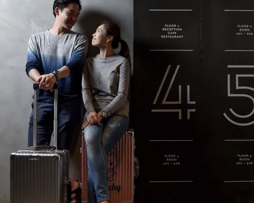 พื้นที่ส่วนกลางและมุมนั่งเล่นของ Westory Design Poshtel โทนสีเข้มร่วมสมัย