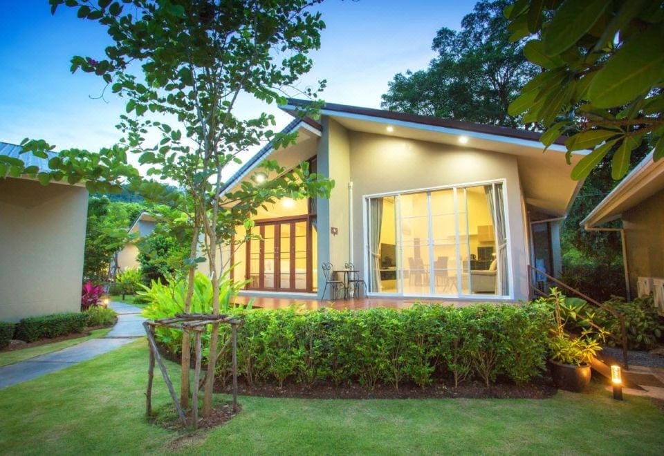 บ้านพักวิลลาหลังใหญ่ของ Arantarakiri Resort Khao Yai ตั้งอยู่ในสวนเขียวพร้อมระเบียงส่วนตัว