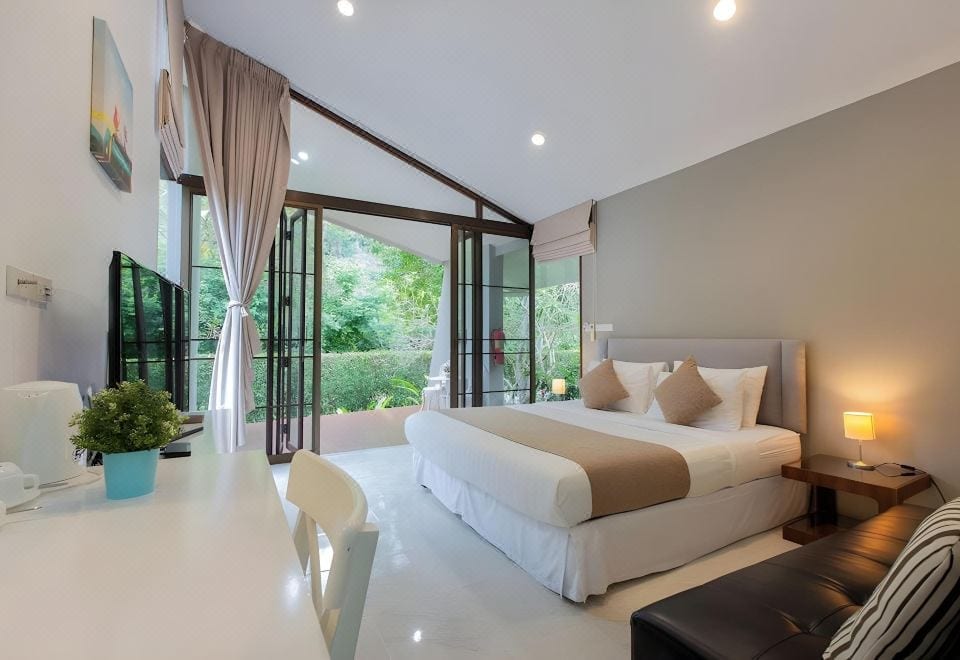 สระว่ายน้ำกลางแจ้งของ Arantarakiri Resort Khao Yai มองเห็นวิวเขาและสวนโดยรอบ