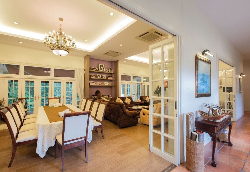 มุมห้องพักและบรรยากาศภายในวิลลาของ Arantarakiri Resort Khao Yai ตกแต่งโทนอบอุ่นเรียบง่าย