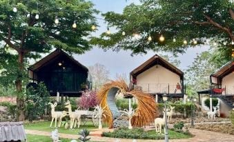 บรรยากาศแกลมปิ้ง Mont Blanc in Khao Yai เต็นท์ติดแอร์ตั้งอยู่ท่ามกลางวิวภูเขาเขียวขจีของเขาใหญ่