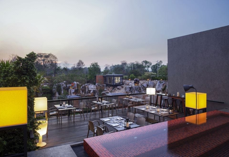 สระว่ายน้ำน้ำตกในผาหินของ Nhapha Khaoyai Resort เขาใหญ่