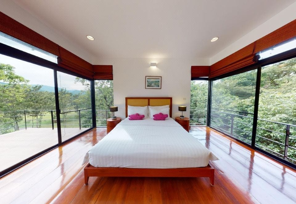 ภายในห้อง Duplex สองชั้นของ The Pig House พร้อมหน้าต่างกระจกบานใหญ่รับแสงธรรมชาติ